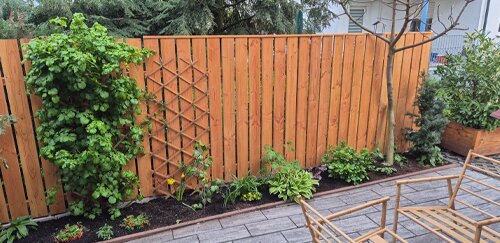 Vorher-Nachher-Vergleich: Vergrauter Gartenzaun und frisch behandeltes Holz nach Anwendung des Nanoprotect Holzpflege Systems.